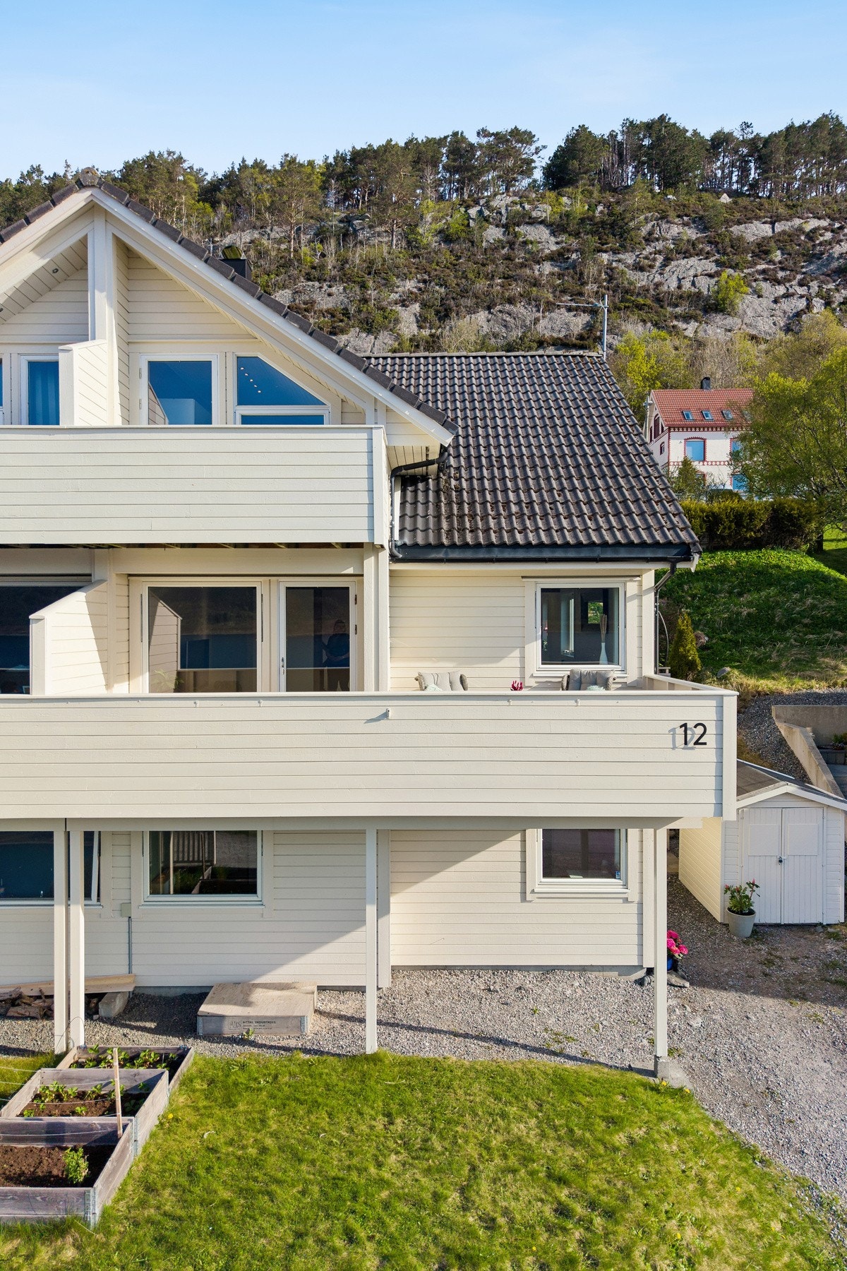 Parkering gjøres på gruset/singlet innkjørsel. Pent opparbeidet uteområde med gressplen og grønnsakshage. Galleribilde
