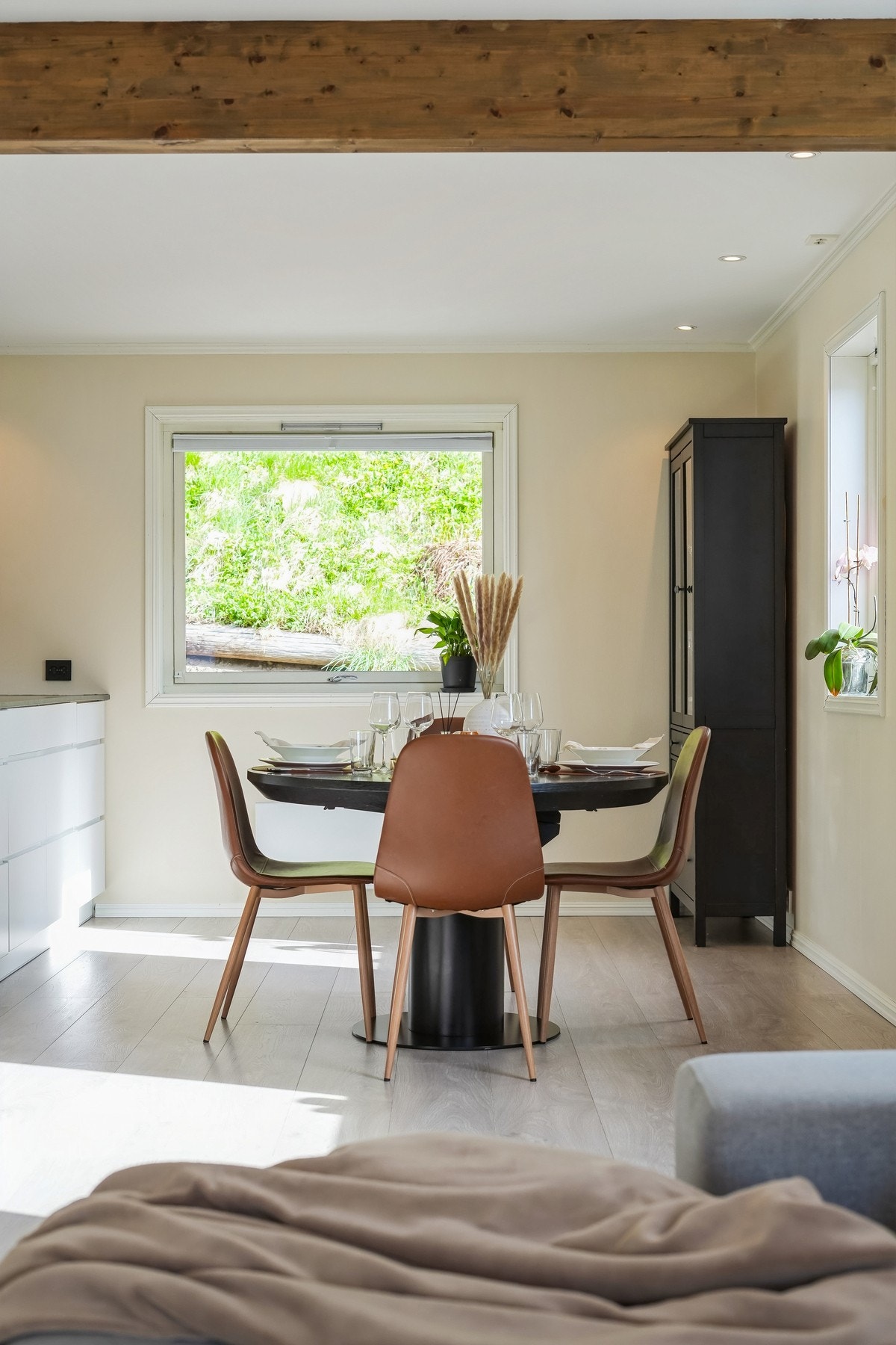Gulvflatene er belagt med en slitesterk laminat. Fargevalget er lyst og delikat. Galleribilde