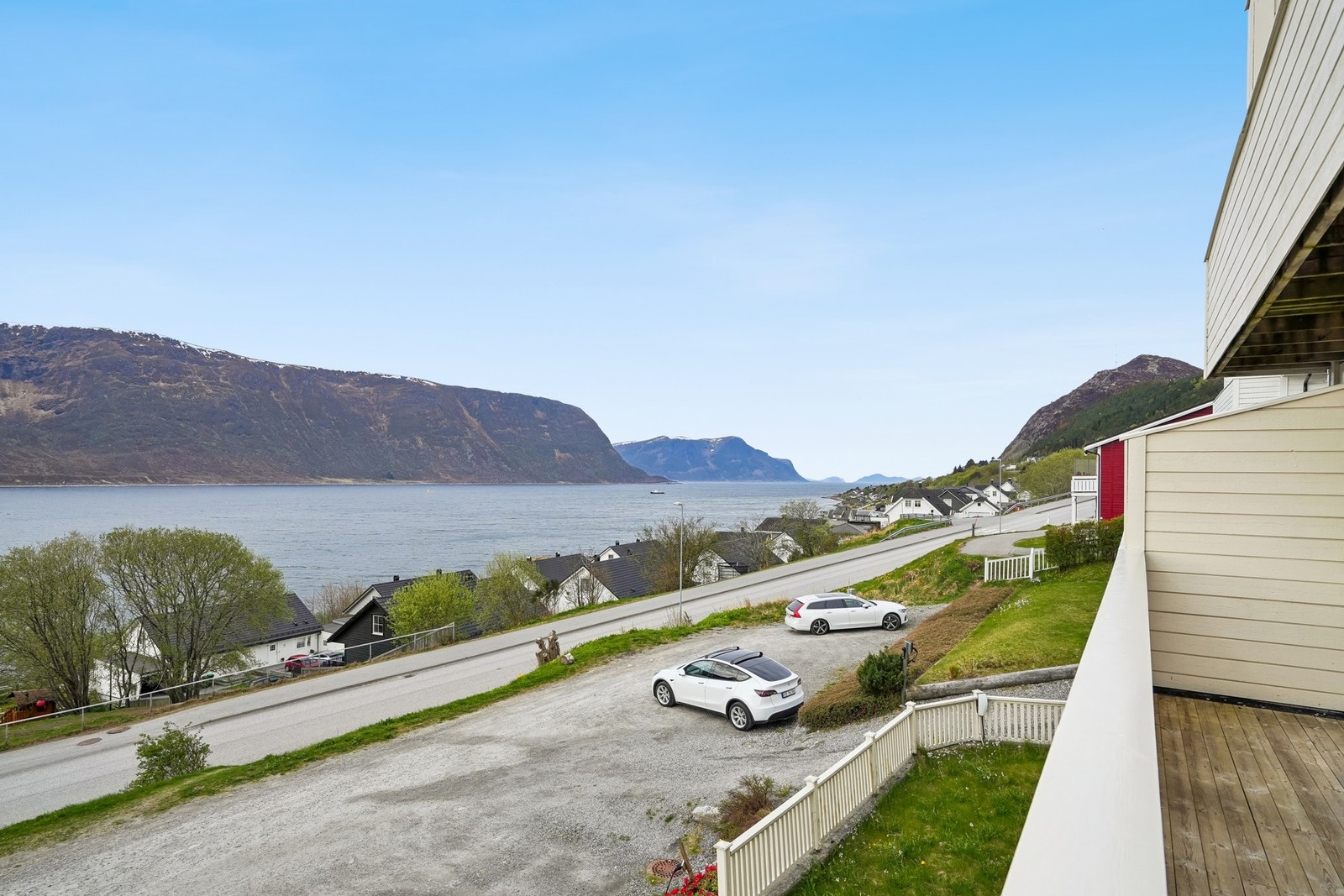 Herfra nyter man fantastisk utsikt mot Sulafjellet, Hessafjorden og vestover mot Runde. Galleribilde