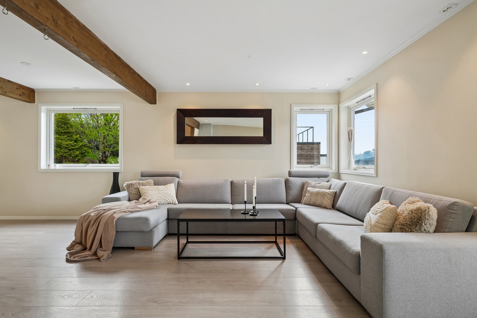 I stuen er det god plass til en stor sofagruppe med plass til hele familien - et naturlig samlingspunkt i hjemmet. Galleribilde