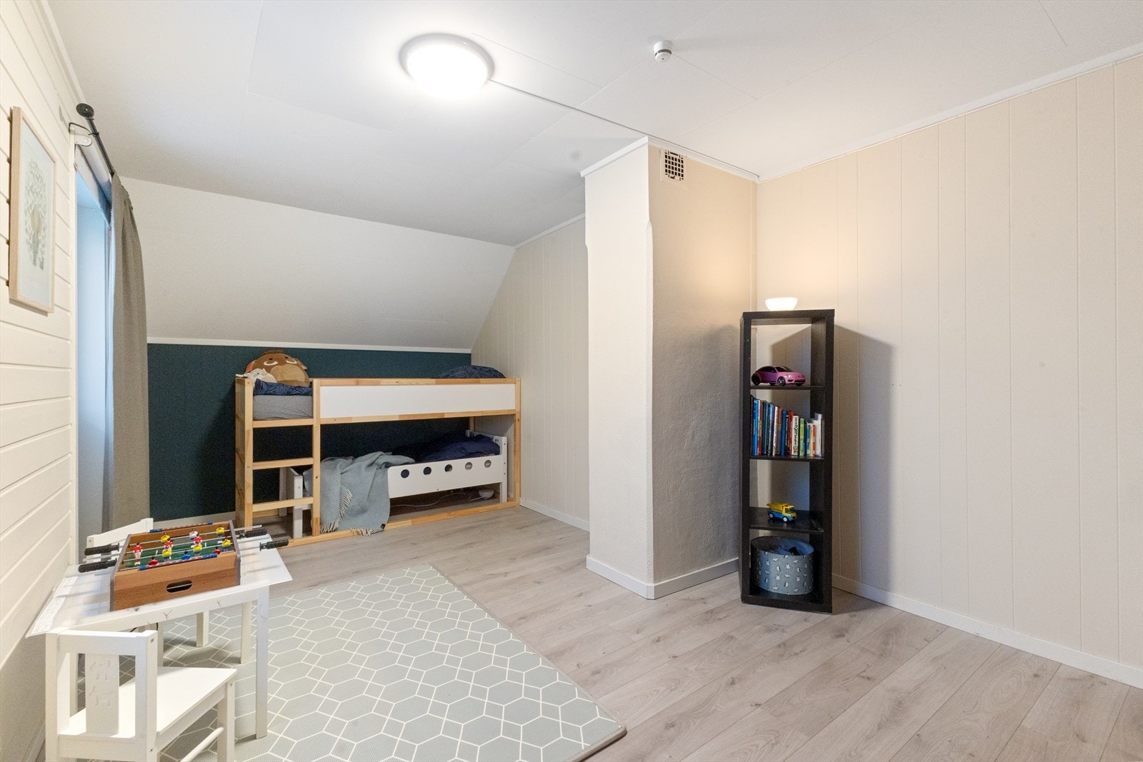 Rommet er innredet med laminatgulv og panelte vegger, som gir en enkel og funksjonell løsning. Galleribilde