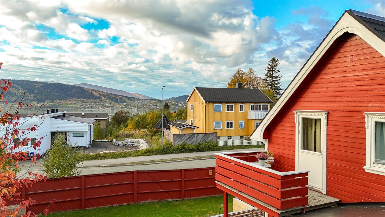 Balkongen, oppgradert i 2026, gir utsyn over nærområdet, og i tillegg får man havutsikt. Galleribilde