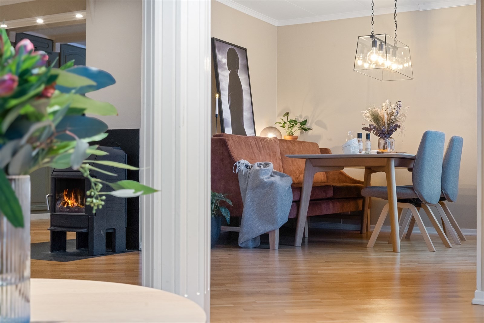 Spiseplassen, i tilknytning til stuen, har en fin beliggenhet ved vinduene. Galleribilde