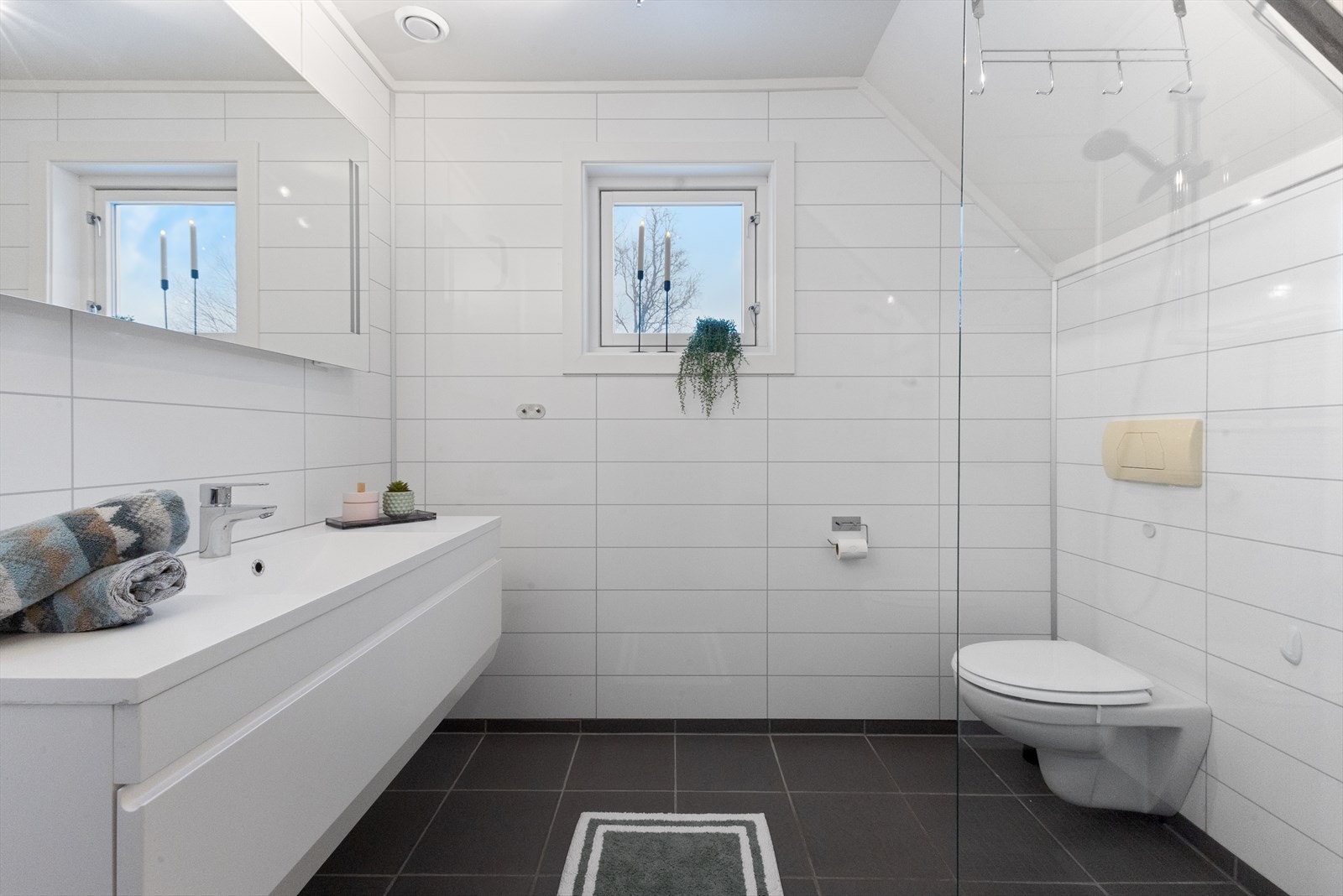 Badet har flislagte overflater og elektriske varmekabler i gulvet. Galleribilde