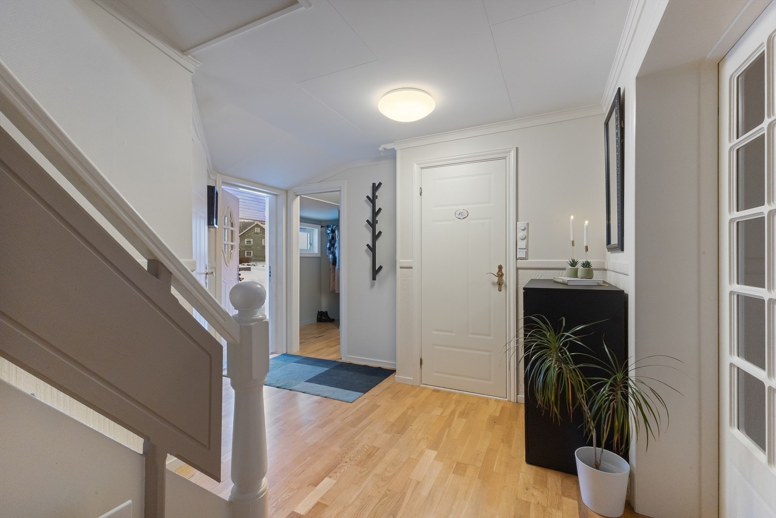 Entréen har parkettgulv og tilbyr romslig plass til oppbevaring. Galleribilde