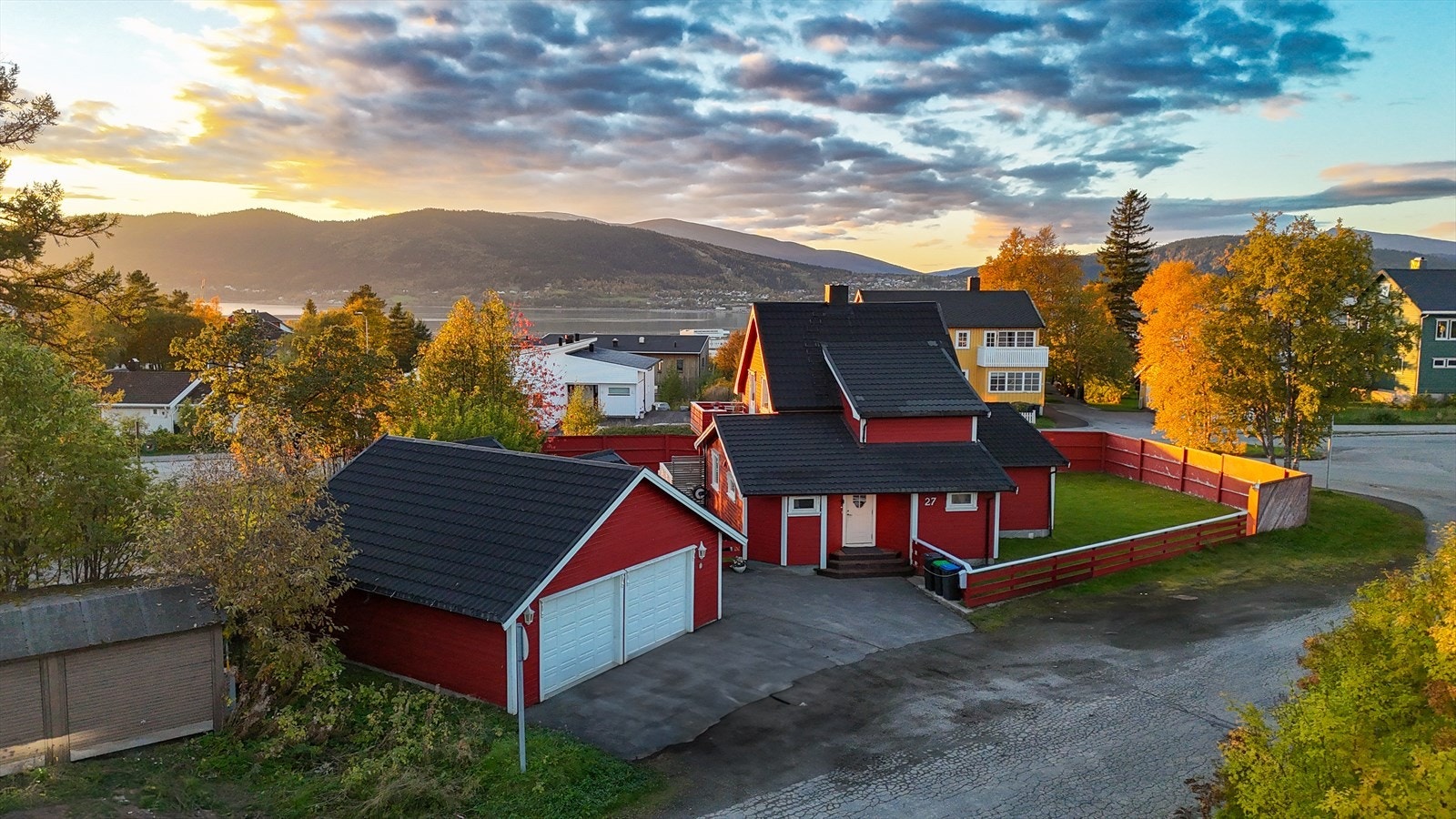 Eiendommen har en dobbelgarasje med innlagt strøm og etablert elbil-lader. Det er mulig å parkere mellom gjerdet og gaten i tillegg. Galleribilde