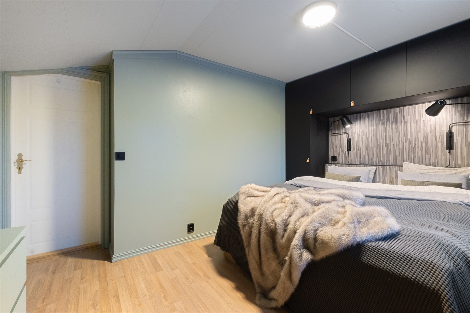 Malte, glatte flater, kombinert med tradisjonell stil, gjør boligen bare mer og mer unik i stilen. Galleribilde