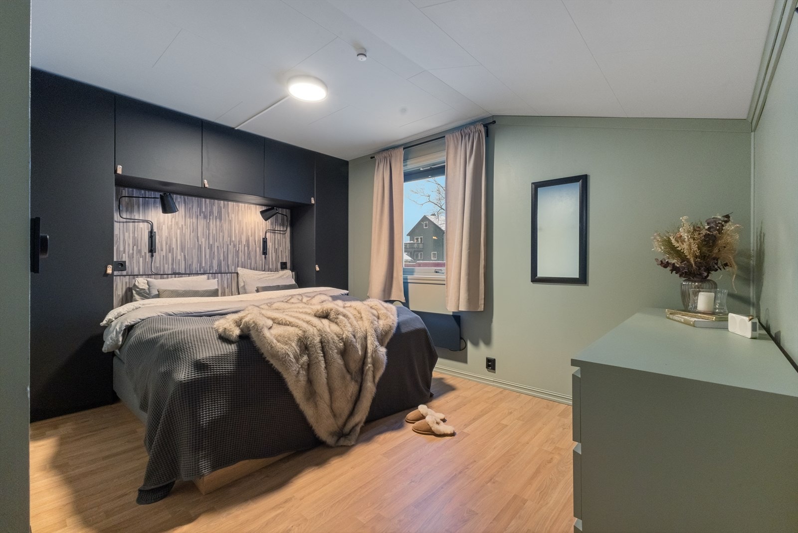 Soverommet har plass til dobbeltseng og er utstyrt med integrerte garderobeskap. Galleribilde
