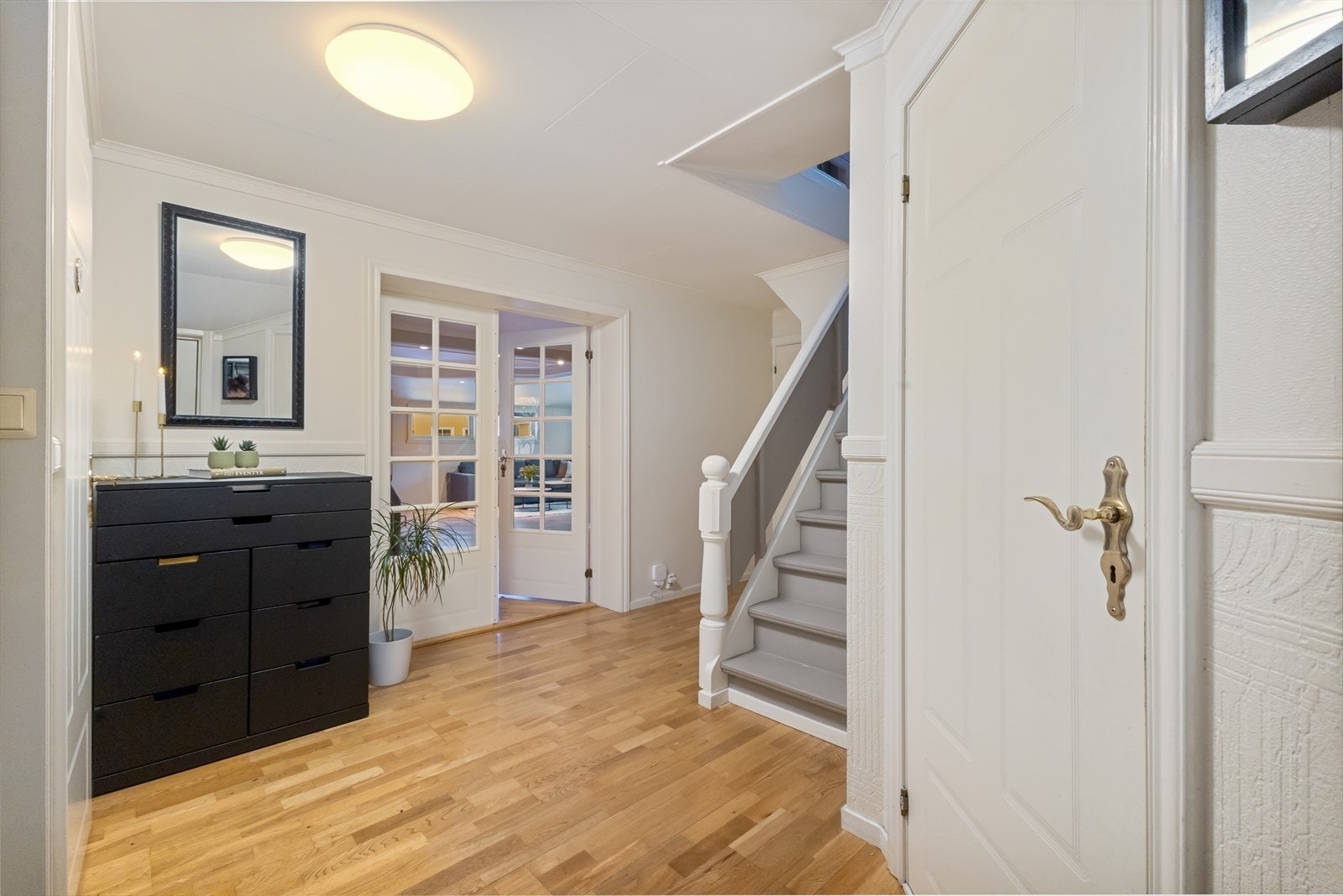 Skyvedørsgarderobe gir praktisk oppbevaring i entréen. Galleribilde