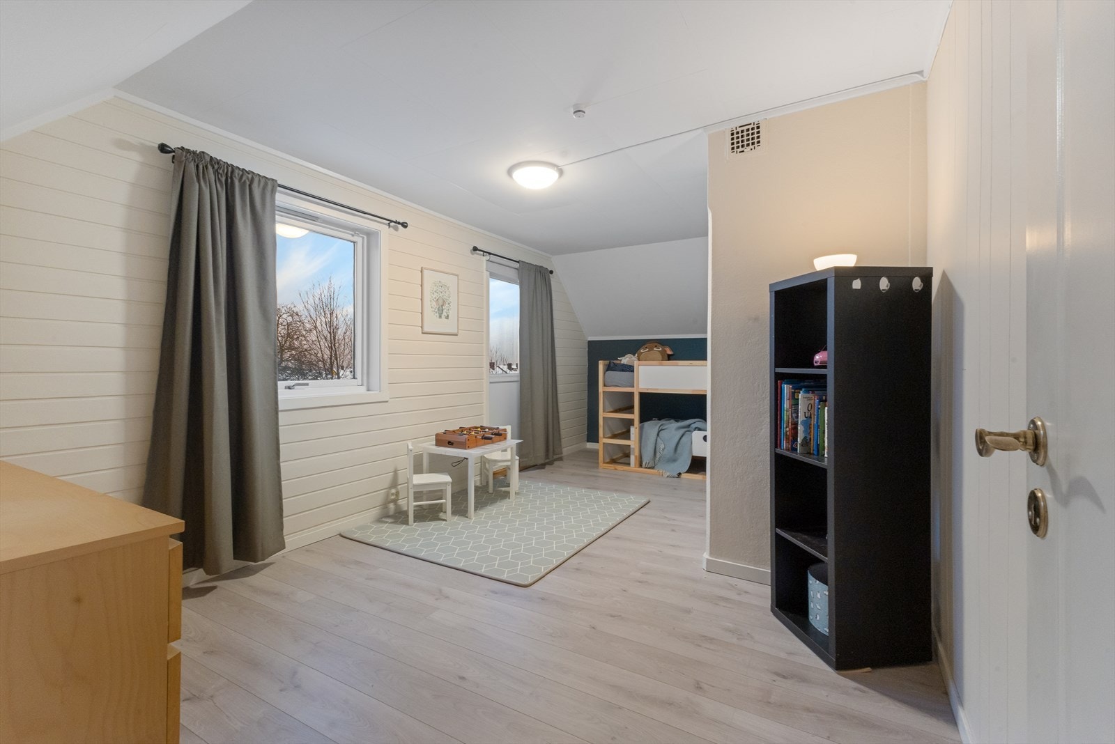 Rommet har plass til seng og oppbevaringsmøbler m.m Ett perfekt rom for tenåringen i huset, eller for foreldrene som ønsker ett rom med stor garderobeløsning. Galleribilde