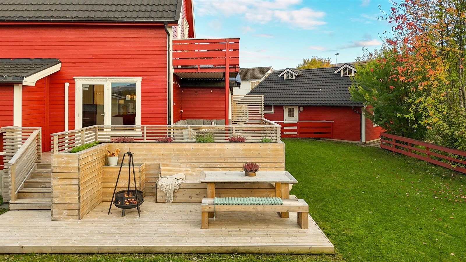 Terrasse og markplatting, etablert i 2022, gir gode muligheter for utendørsbruk. Galleribilde