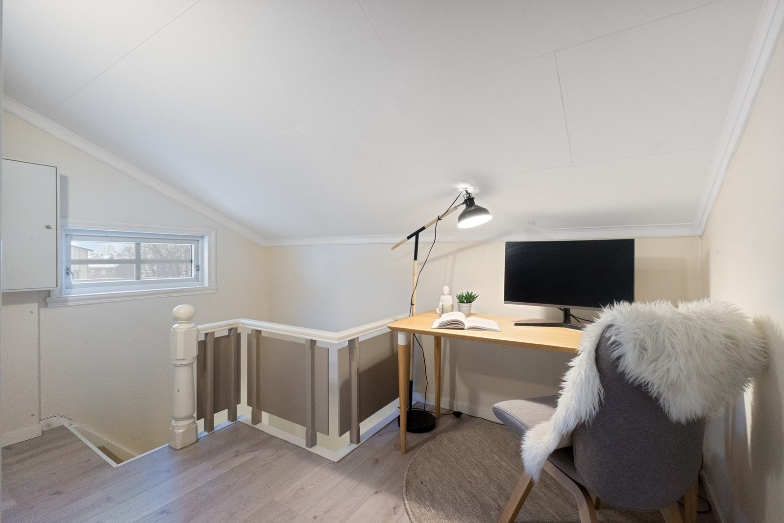 Rommet har et praktisk trappeområde og god plass for et lite arbeidsområde. Galleribilde