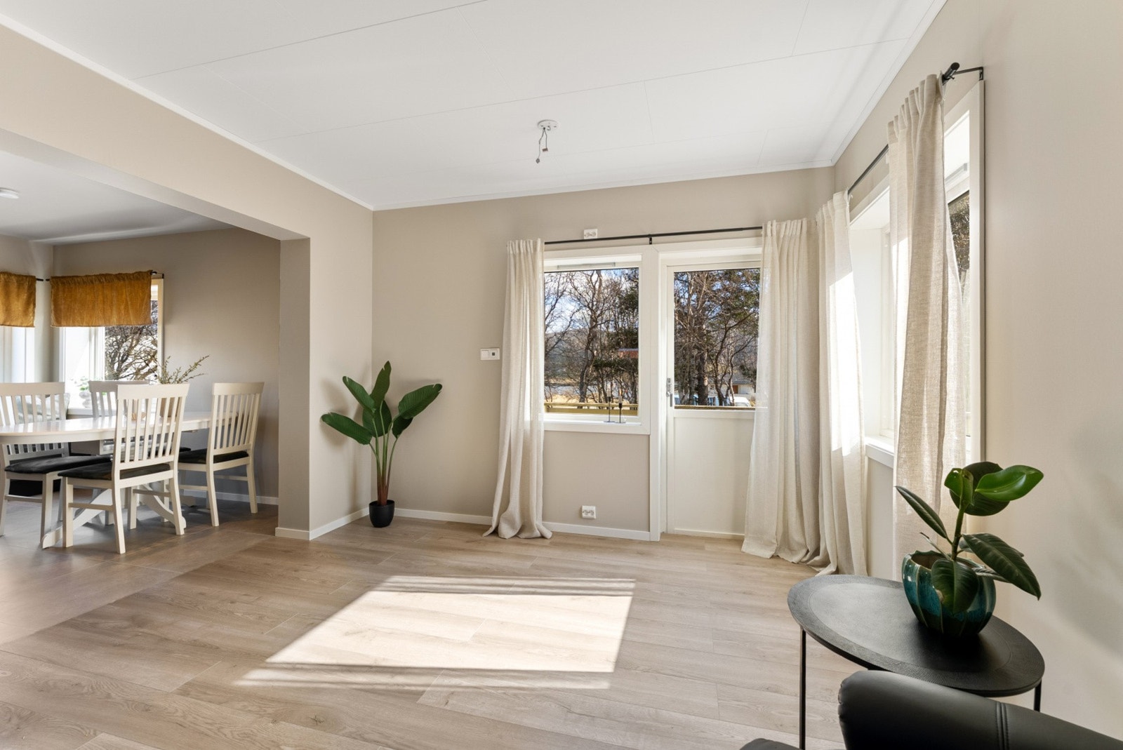Fra stuen er det utgang til en romslig terrasse. Galleribilde