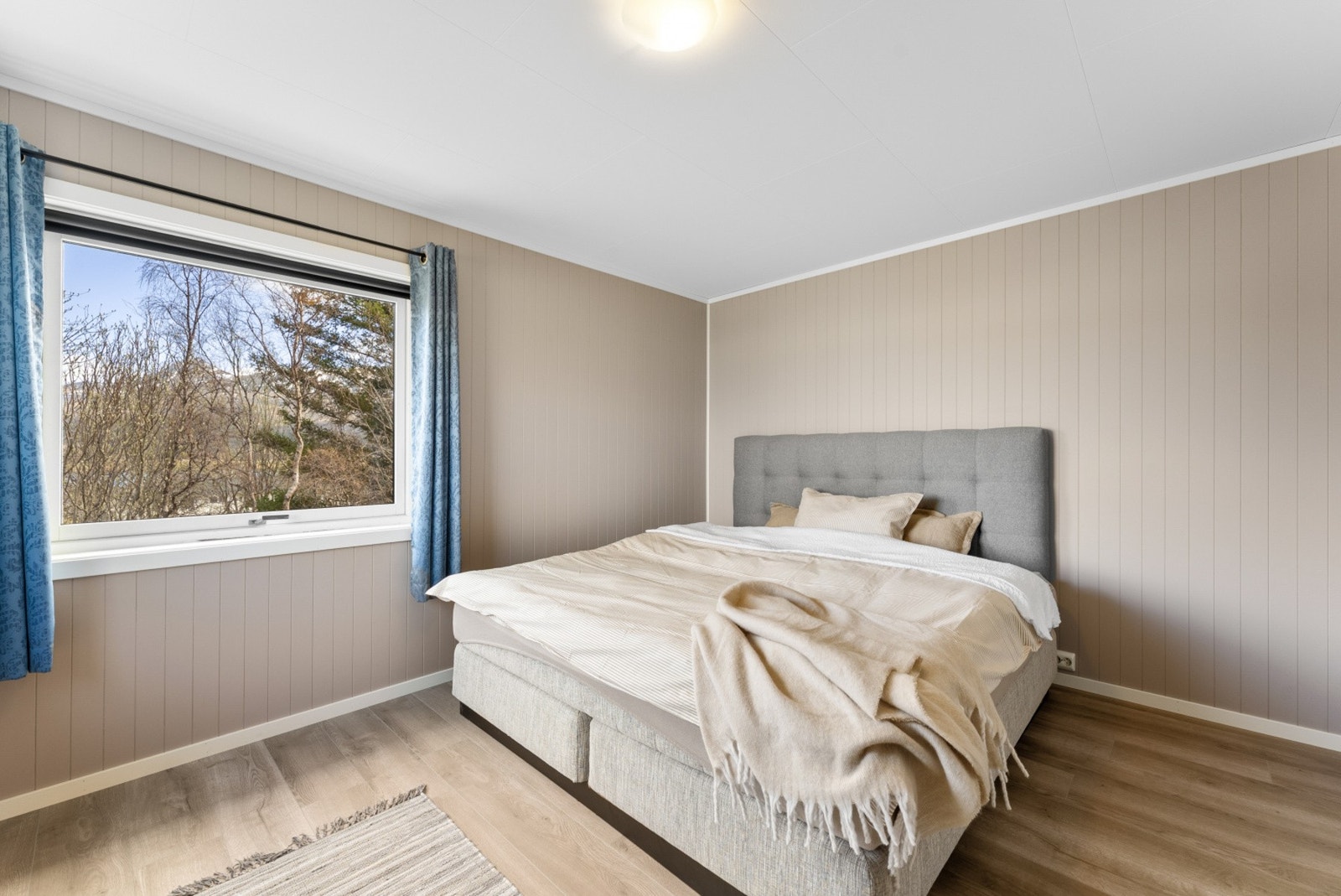 Soverommet har panel på veggene som gir en lun følelse. Galleribilde