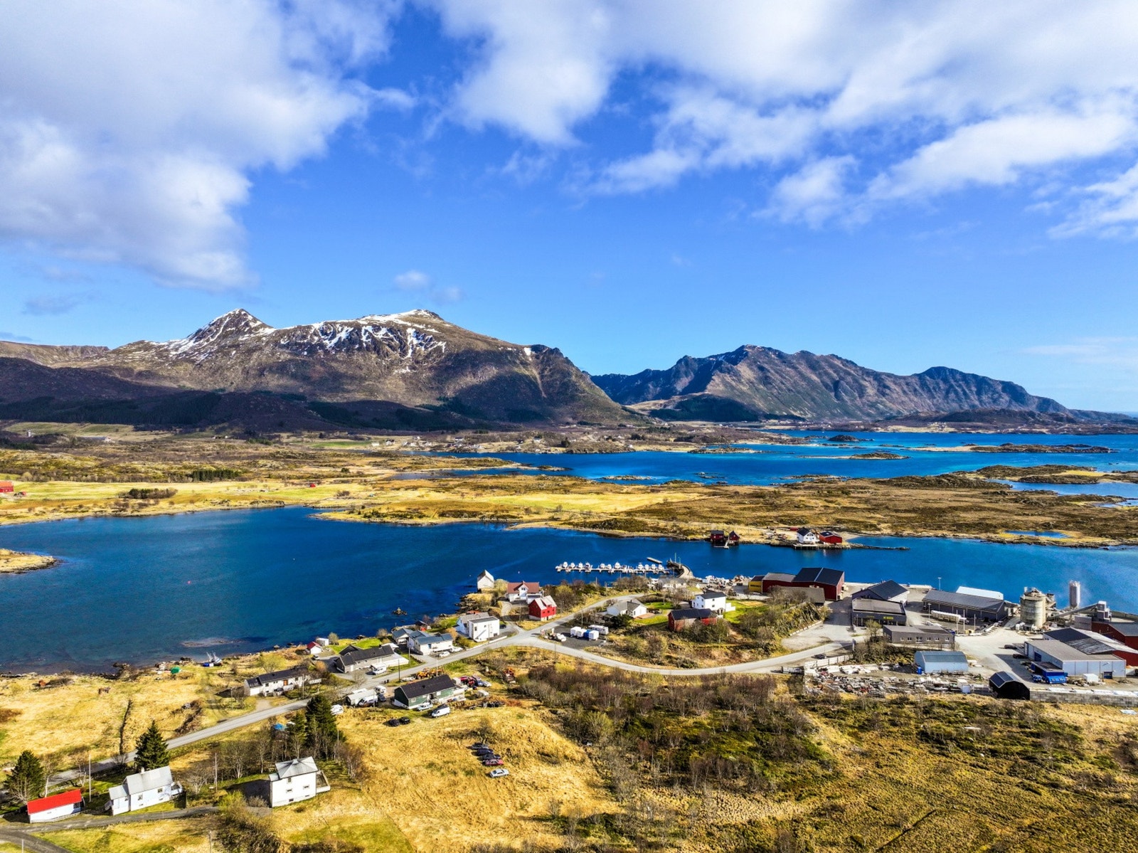Leknes er kommunesenteret i Vestvågøy og et viktig knutepunkt og regionssenter i Lofoten, kjent for sitt brede servicetilbud og sin nærhet til storslått natur. Galleribilde