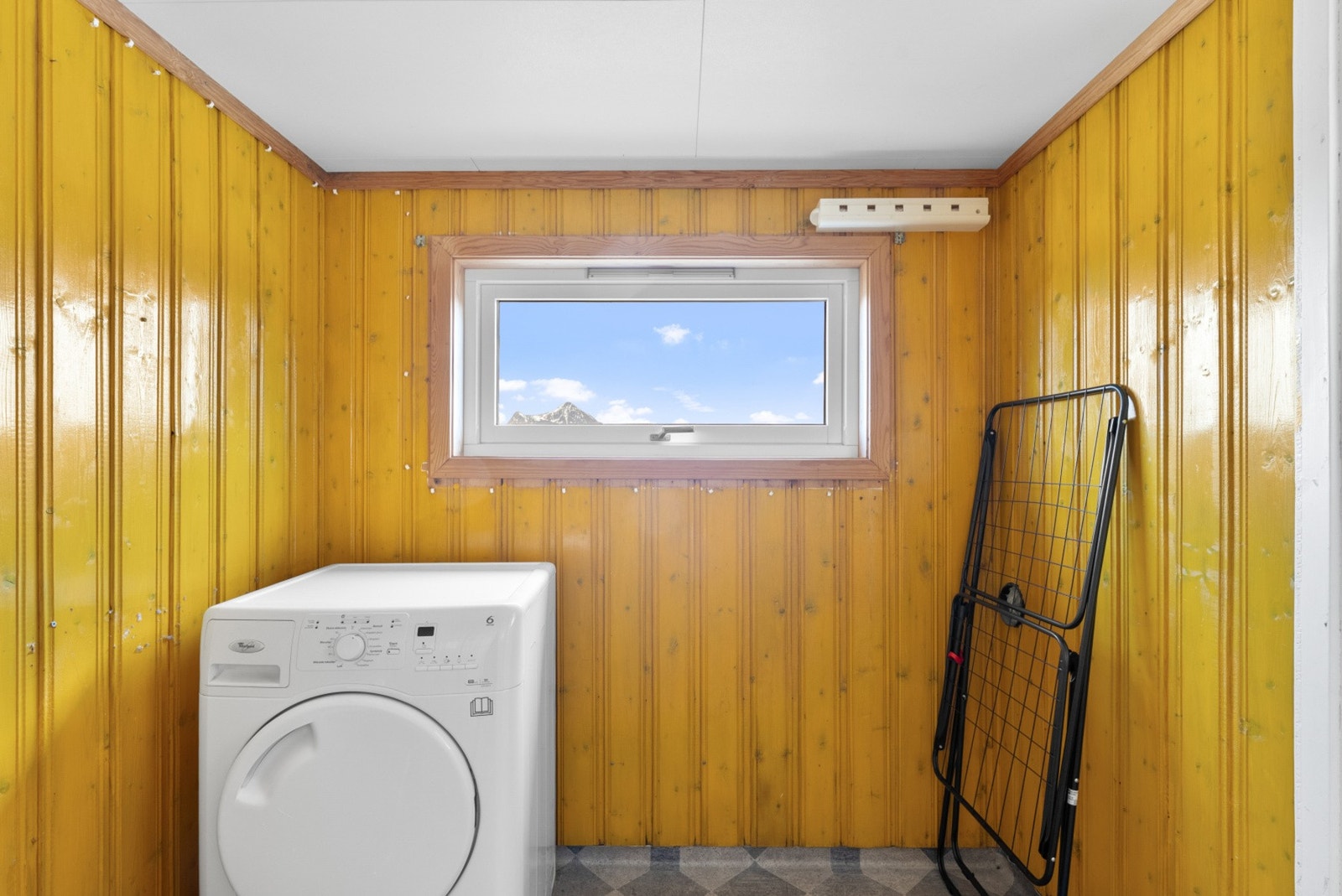 Eget vaskerom med plass til vaskemaskin og tørkestativ. Galleribilde