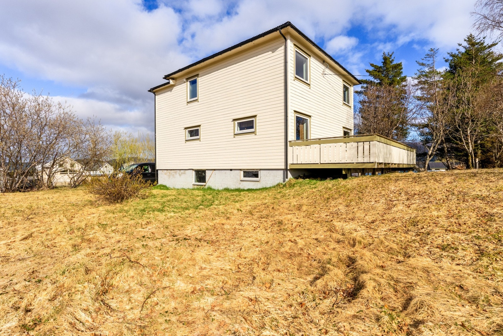 Det er også flere barnehager i nærområdet, deriblant Sjøkanten barnehage ca. 1.2 km unna. Galleribilde