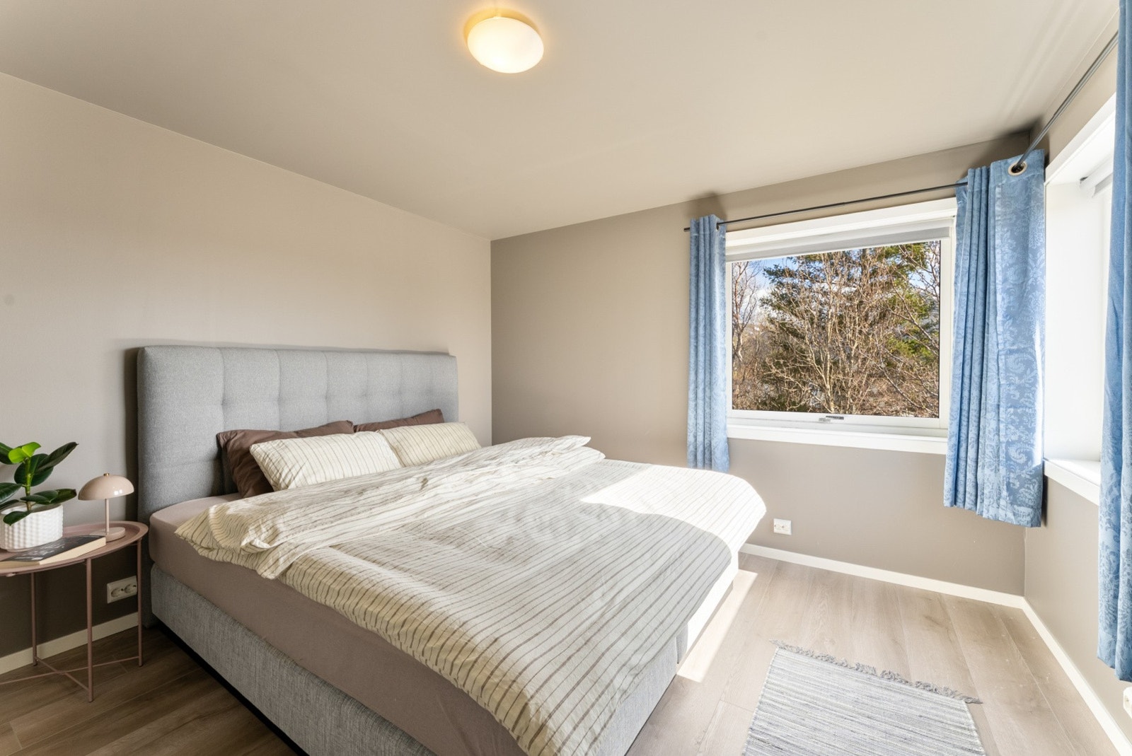 Lyst og romslig soverom med plass til seng og oppbevaring. Galleribilde