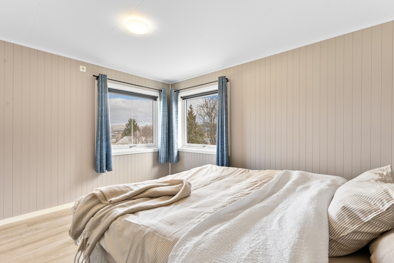 Vinduer på to vegger gir et lyst og behagelig rom. Galleribilde