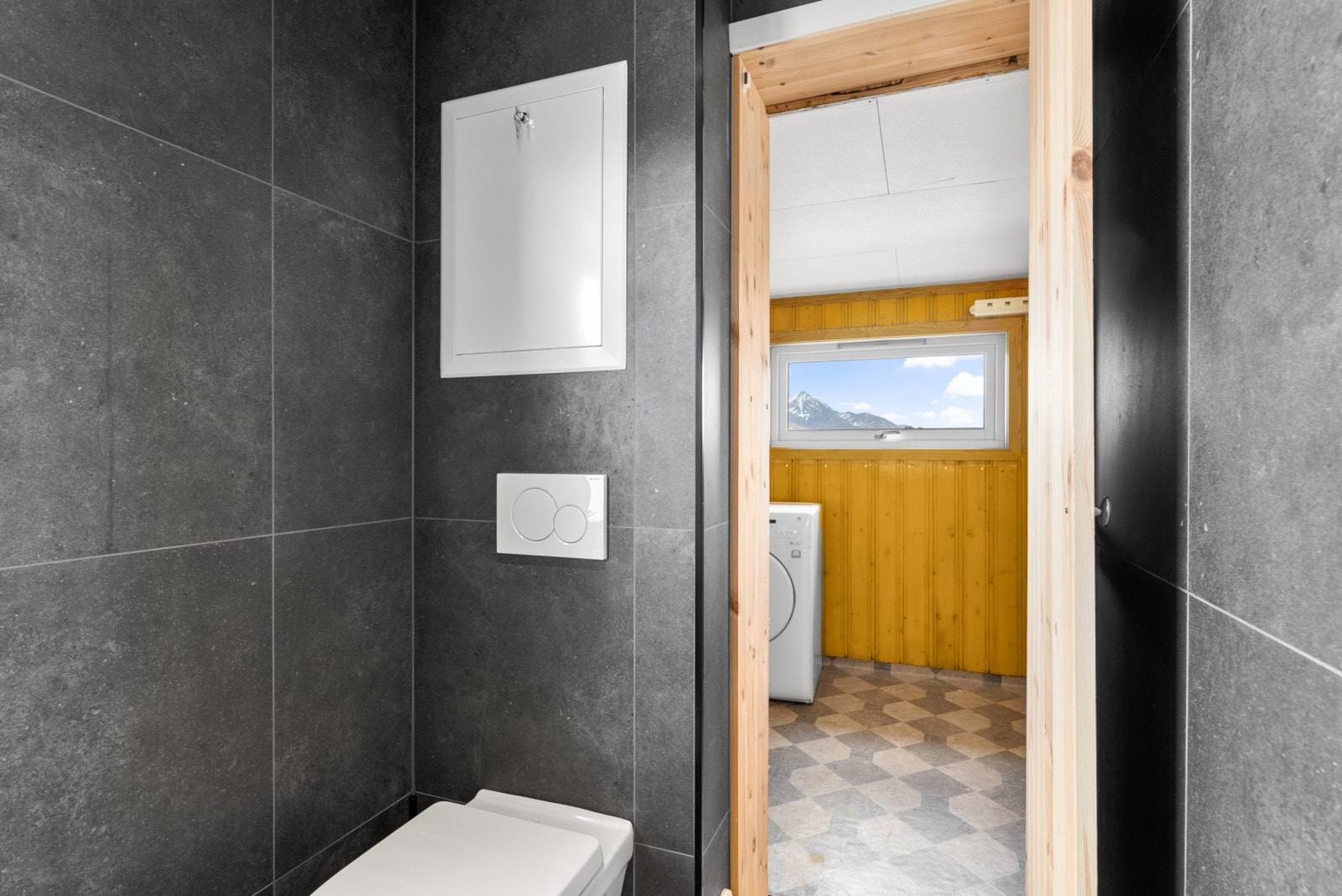 Fra badet er det dør inn til et separat vaskerom. Galleribilde