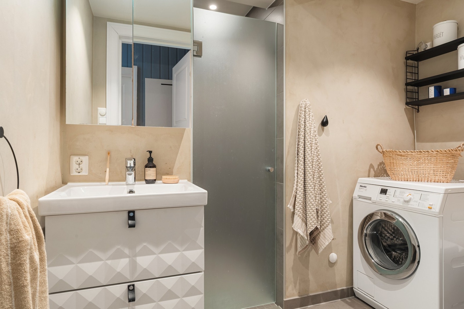 Badet har varmekabler i gulvet og opplegg for vaskemaskin. Galleribilde