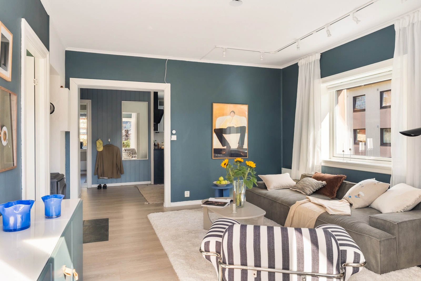 Lys og romslig stue med god plass til både sofagruppe og spisebord. Galleribilde