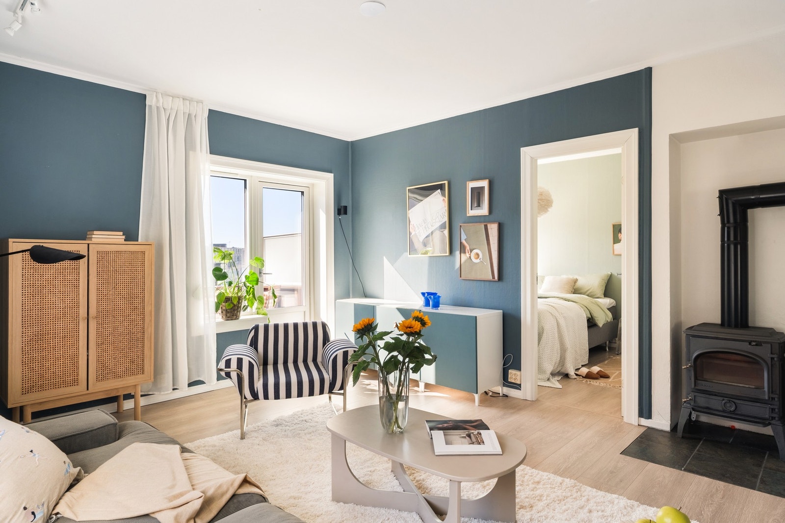 Vi starter med leilighetens naturlige samlingspunkt. Galleribilde