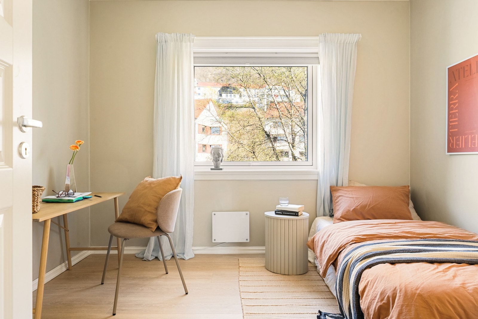 Trenger du ikke to soverom? Da kan du bruke det andre rommet til gjesterom eller kontor. Galleribilde