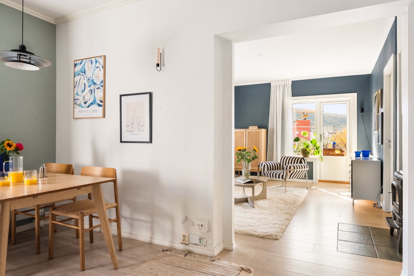 Vi fortsetter inn til kjøkkenet som ligger i tilknytning til stuen. Galleribilde