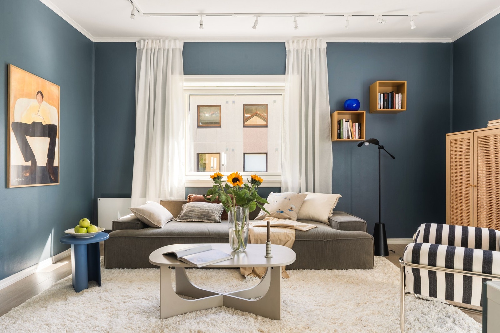 Stuen har store vindusflater som slipper inn rikelig med naturlig lys. Galleribilde