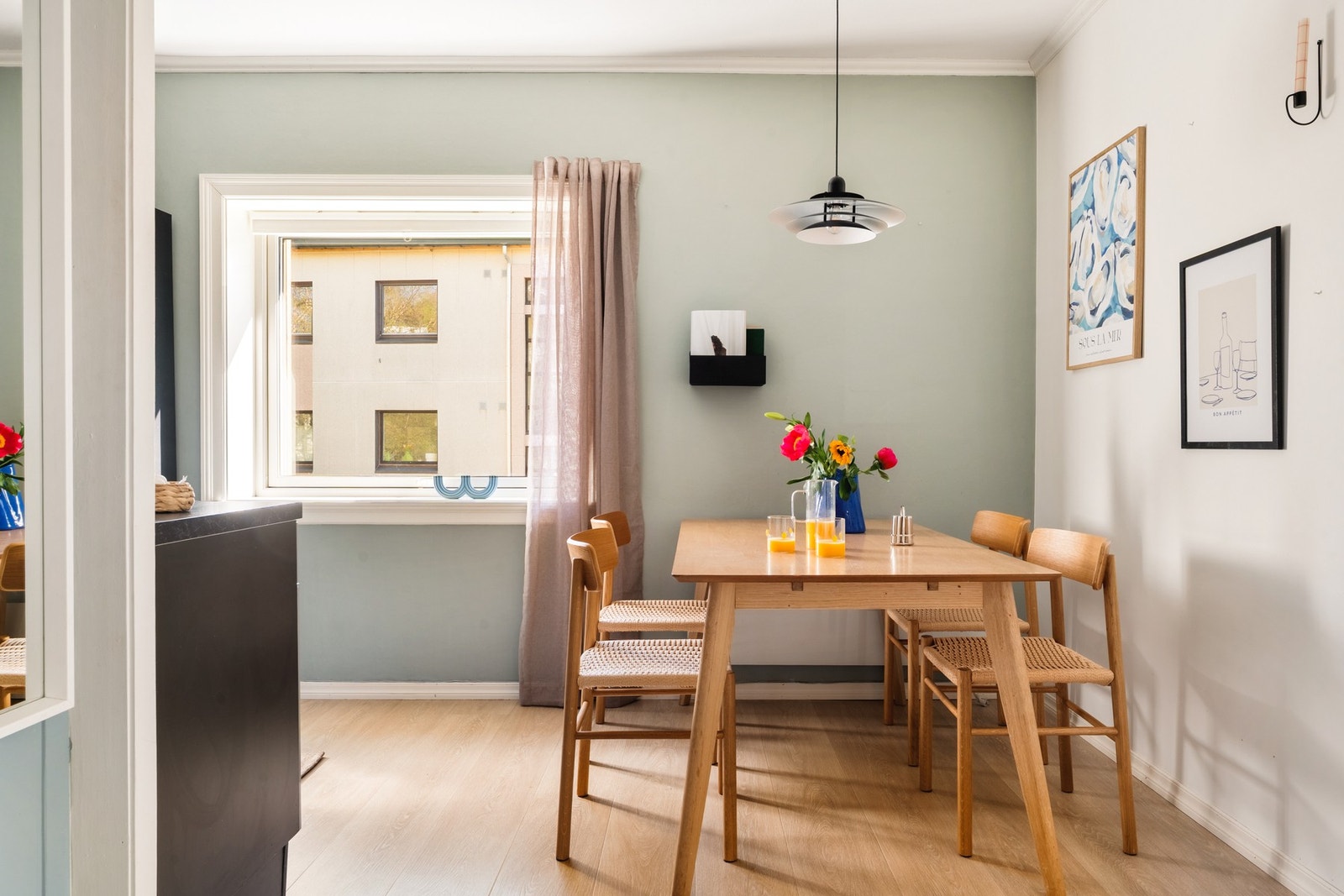 Her har du plass til en spisegruppe hvor du kan nyte gode måltider med venner og familie. Galleribilde
