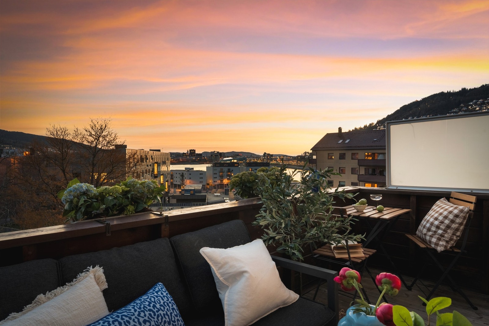 Innred balkongen med ønsket utemøblement og nyt solnedgangens fine farger. Galleribilde