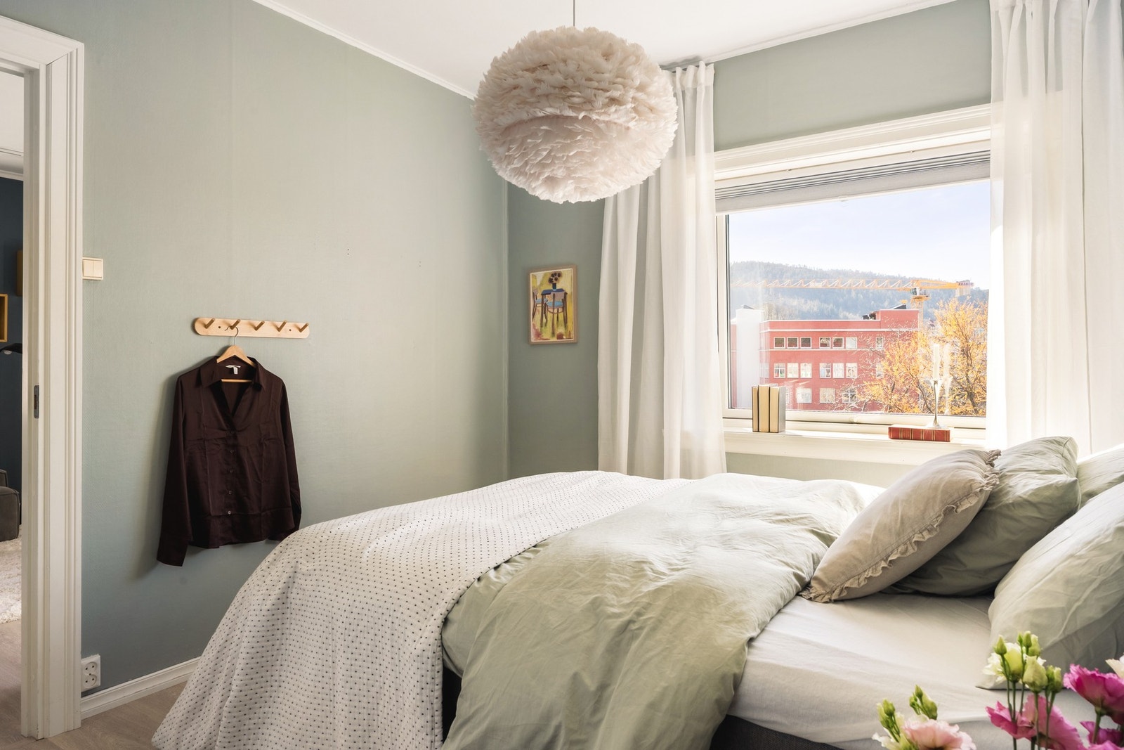 Rommene har god plass til dobbeltseng, nattbord på hver side og garderobe. Galleribilde
