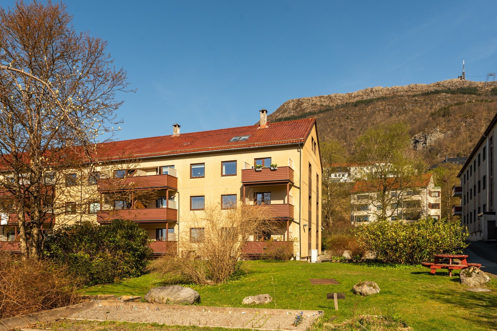Leiligheten disponerer to eksterne boder. En loftsbod på 5 kvm og en kjellerbod på 11 kvm. Galleribilde