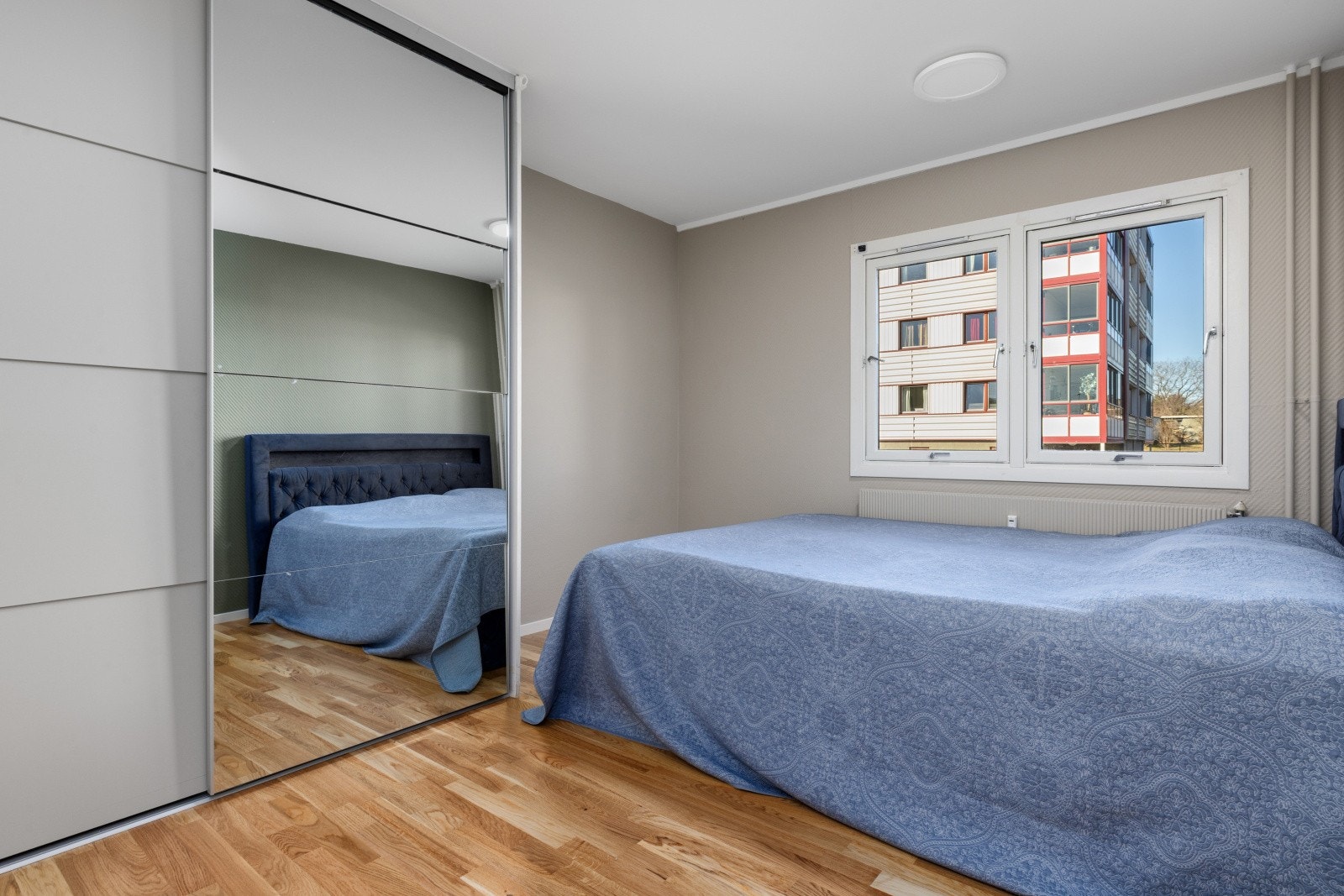 Rolig soverom med skyvedørsgarderobe, gode oppbevaringsmuligheter og fint lysinnslipp. Galleribilde