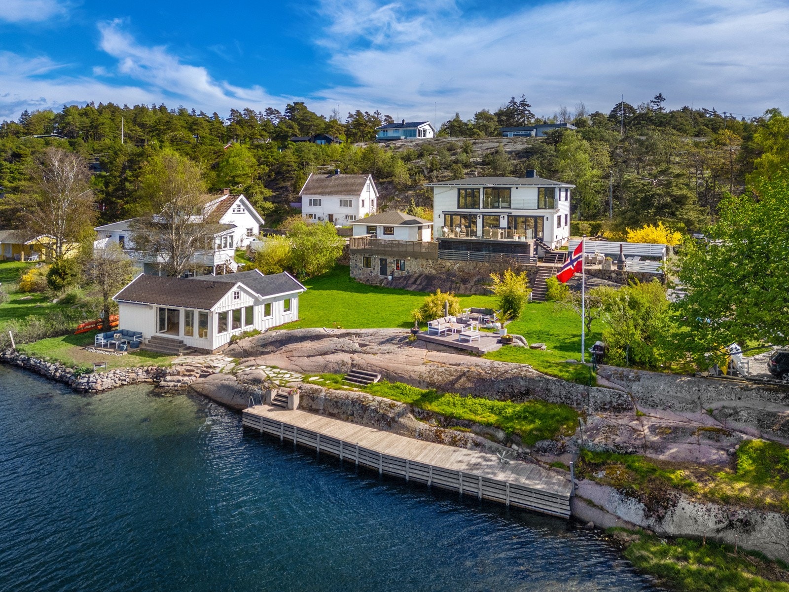 Fantastisk strandeiendom bestående hovedhus, strandhus, brygge og svaberg Galleribilde