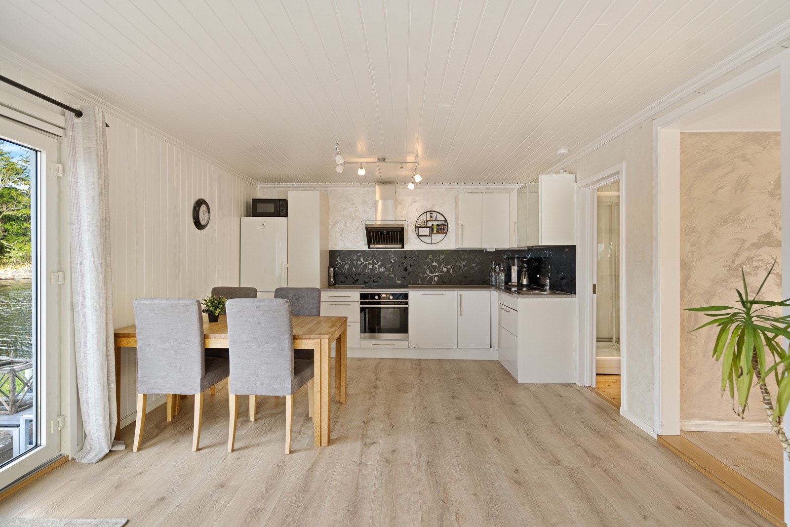 Hyggelig kjøkken i strandhuset Galleribilde
