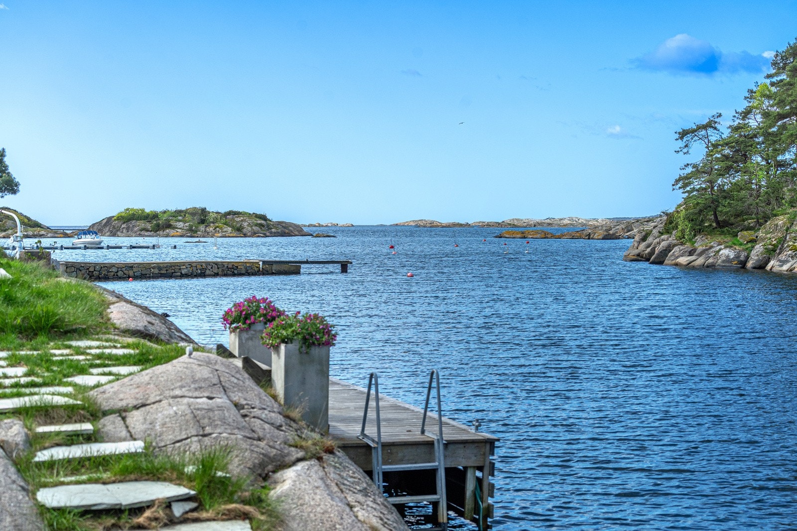 Idyll å starte dagen med et bad fra eget svaberg og brygge...... Galleribilde