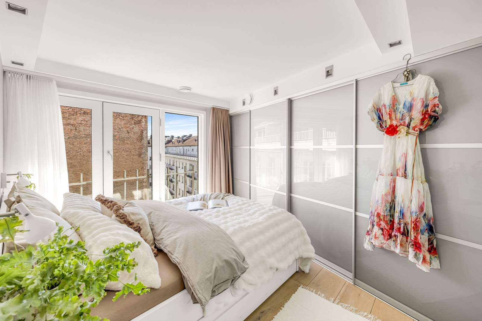 Begge soverommene har plassbygd skyvedørsgarderobe som sikrer godt med oppbevaringsplass. Hovedsoverommet har fransk balkong Galleribilde