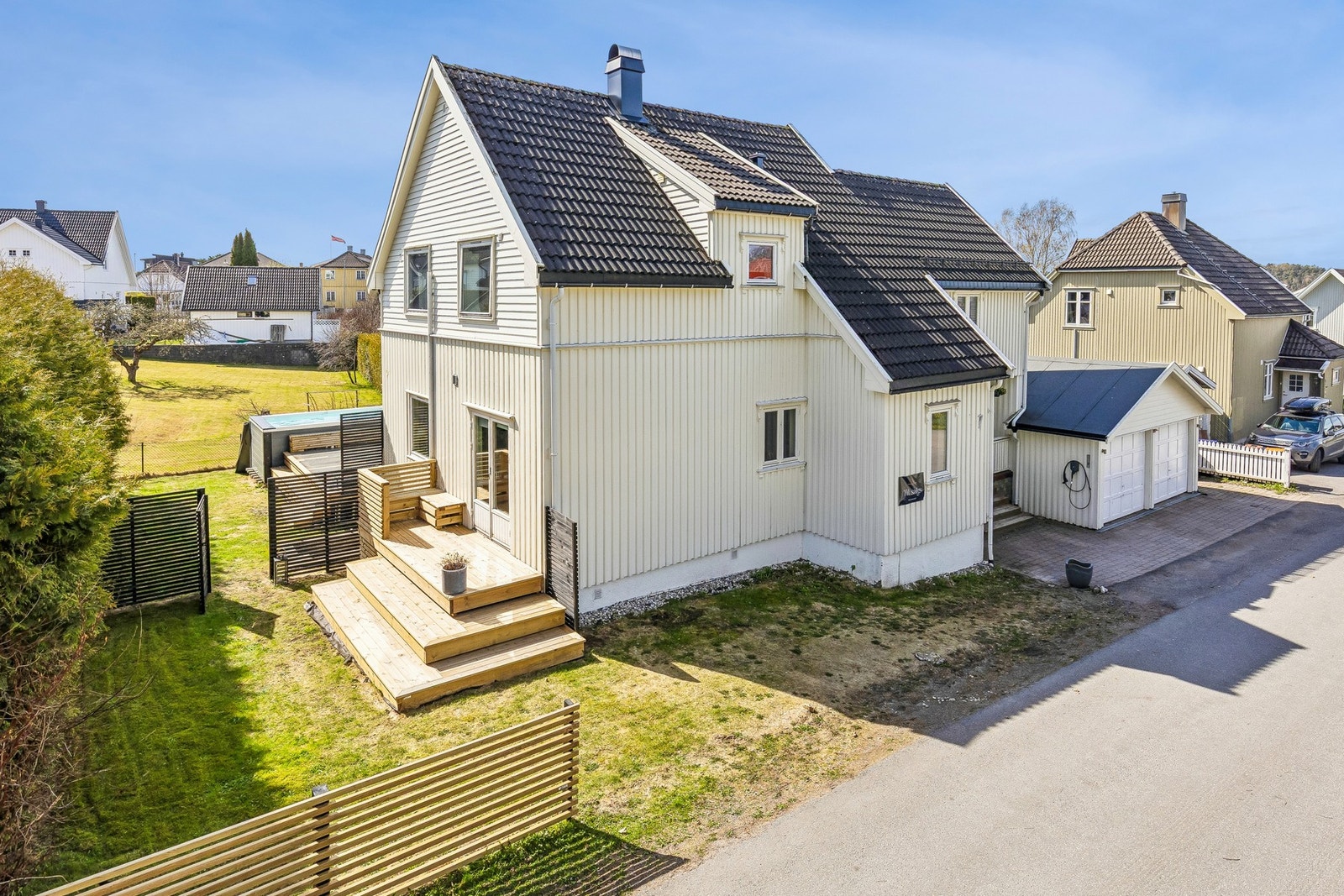 Boligen ligger fint til på tomten med flere solrike soner og gode oppholdsarealer utendørs. Galleribilde