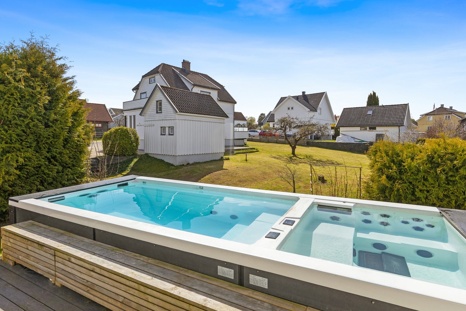 Stor, solrik terrasse med eksklusivt spabasseng - perfekt for avslapning og sosiale sammenkomster. Galleribilde
