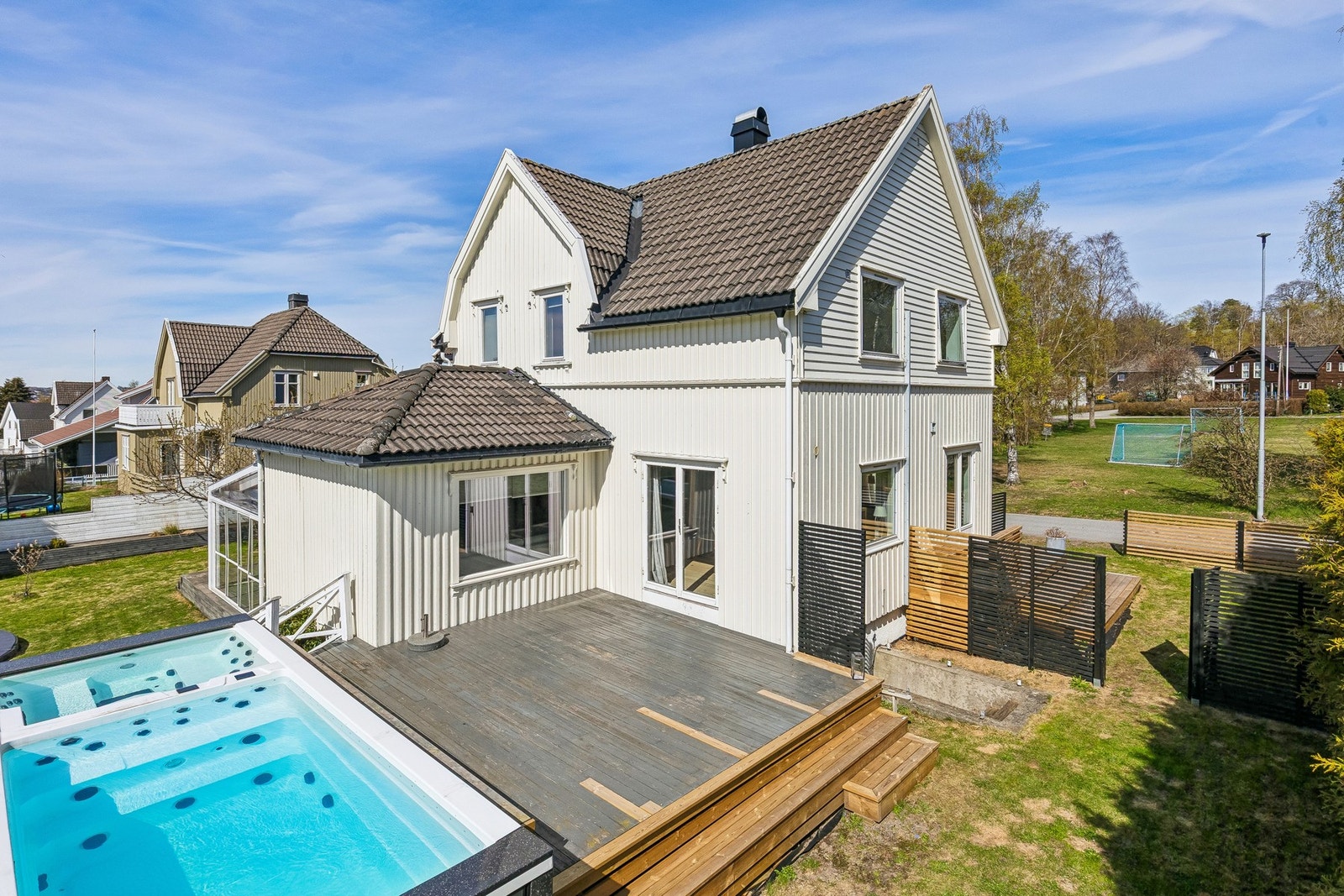 Todelt spabasseng med både jacuzzi og motstrømsdel - nyt gode solforhold fra egen terrasse. Galleribilde
