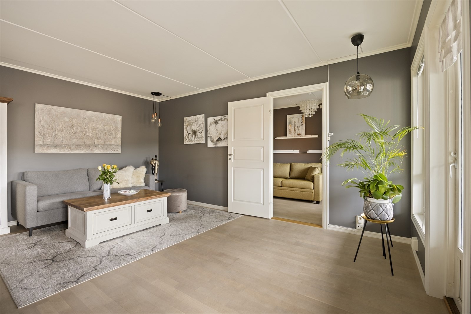 Stuen oppleves lys og romslig. Galleribilde