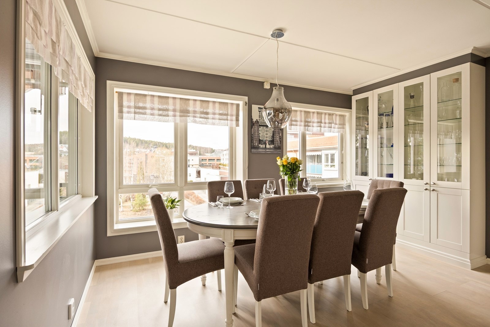 Store vindusflater fra flere sider slipper inn rikelig med naturlig lys. Galleribilde