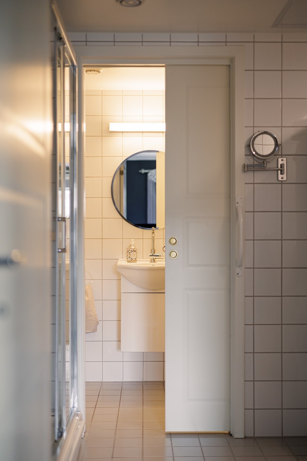 Her har man også en skyvedør mellom bad og WC. Galleribilde