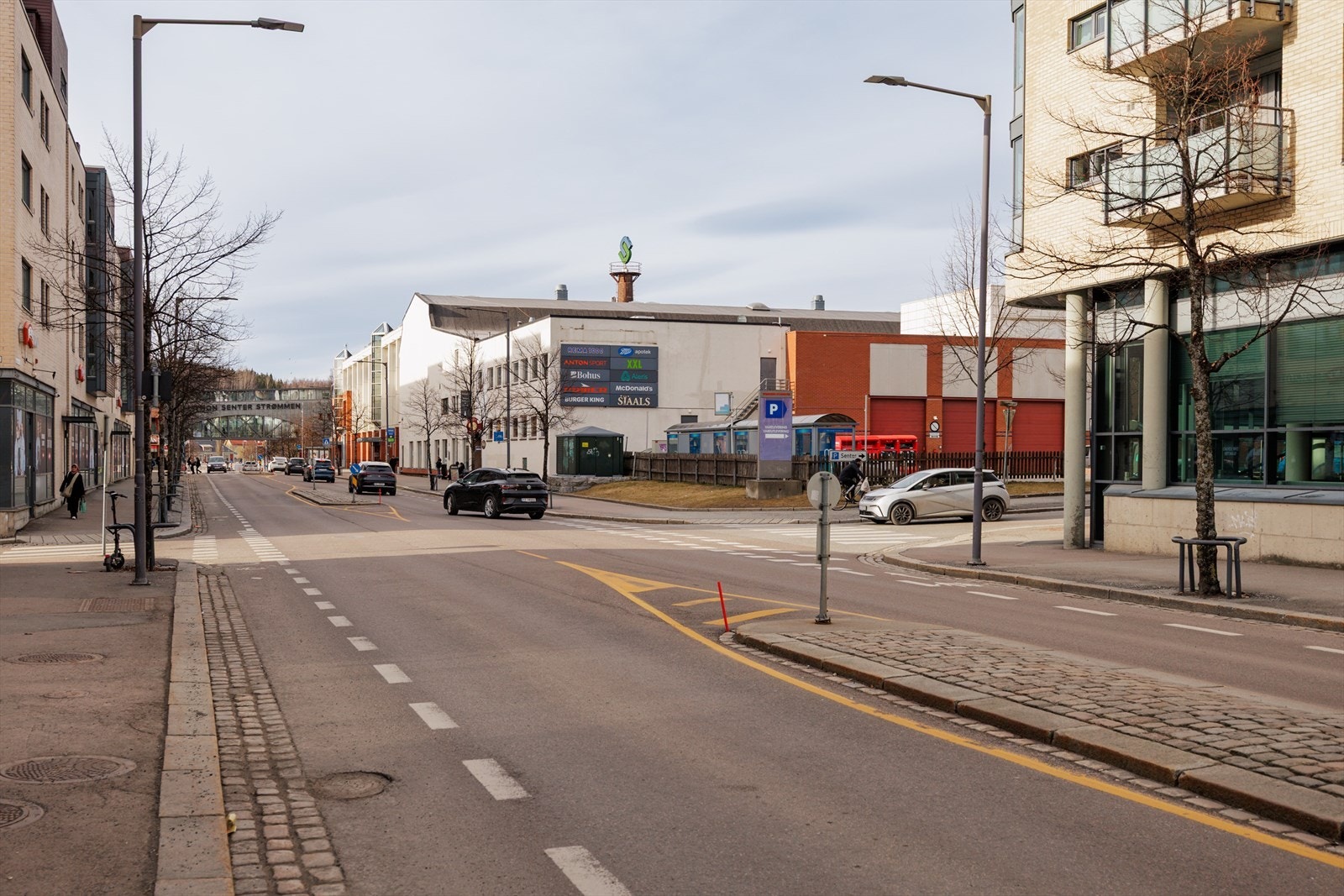 Leiligheten har en tilbaketrukket og stille atmosfære, men rett rundt hjørnet ligger Thon Senter Strømmen. Galleribilde