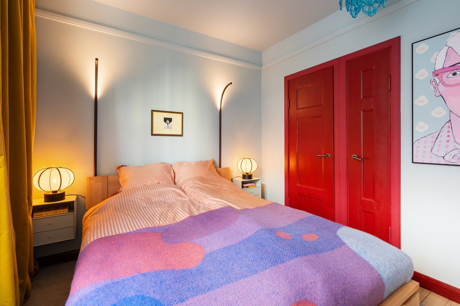 Doble dører åpner inn til en praktisk, separat garderobeløsning. Galleribilde