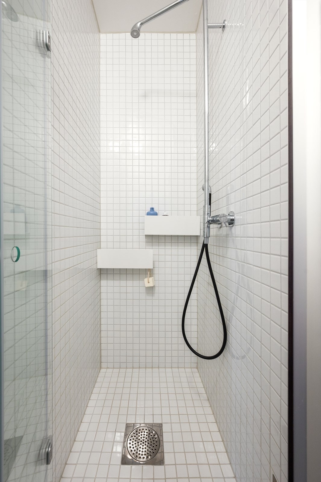 Badet er utstyrt med frittstående badekar og dusj rett på gulv med dusjvegg i glass. Galleribilde