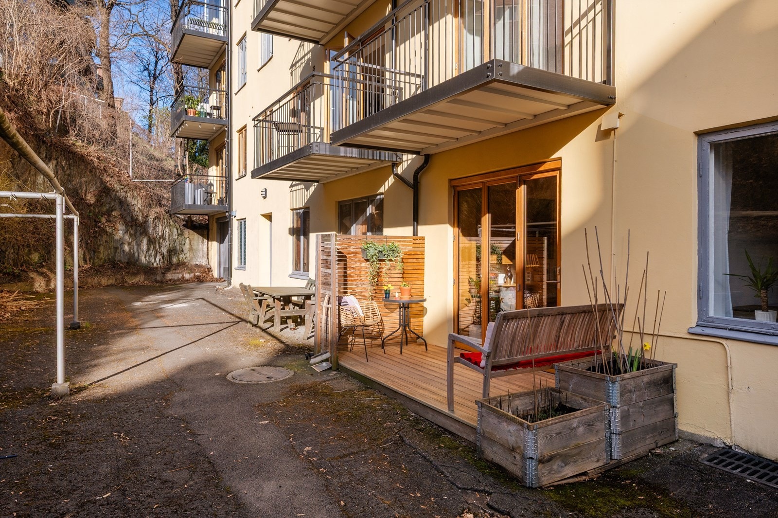 Terrasseplattingen er målt til ca. 5 m² og har direkte adkomst til aksjelagets fellesarealer. Galleribilde