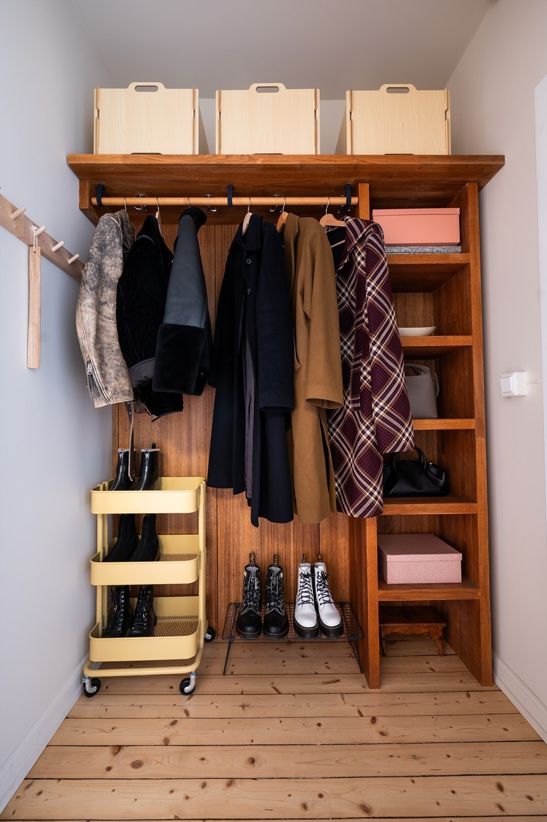 Åpne hyller og hengeplass gir en oversiktlig og funksjonell garderobe. Galleribilde